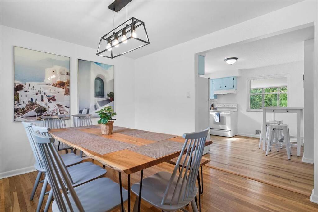 Stylish And Bright 4 Bedroom Home, Amazing Yard With Firepit, Game Сasa de vacaciones Pittsburgh