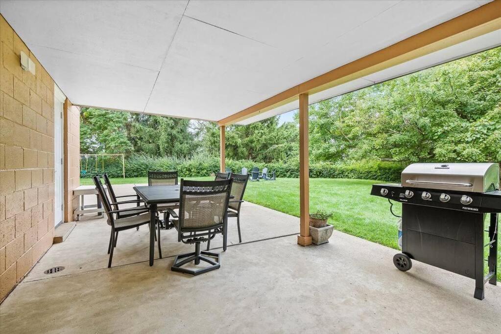 Stylish And Bright 4 Bedroom Home, Amazing Yard With Firepit, Game Сasa de vacaciones