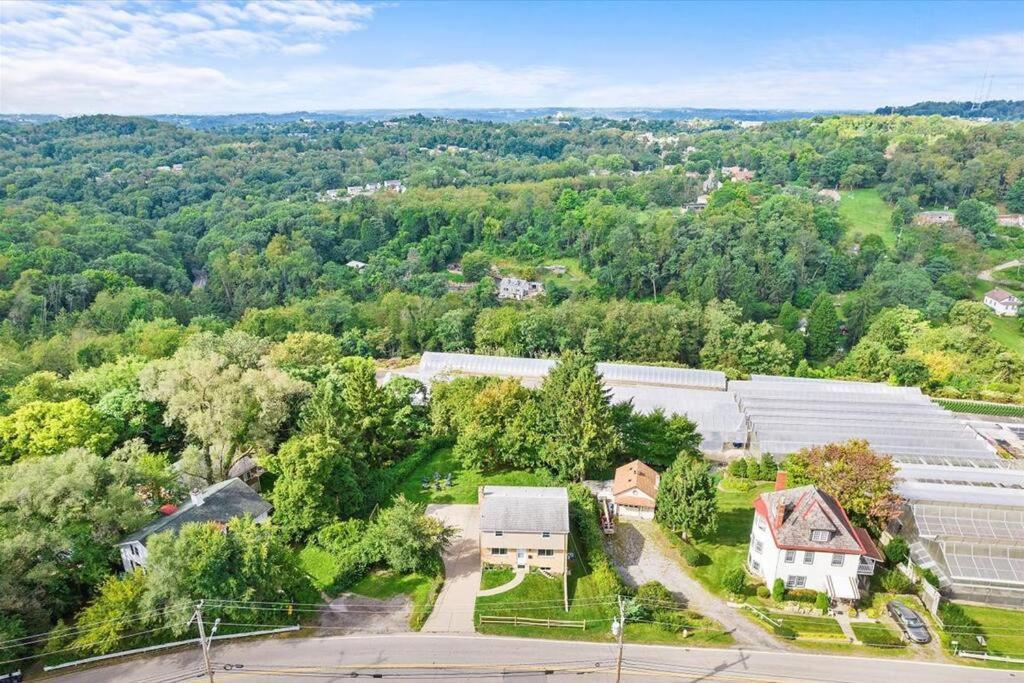Stylish And Bright 4 Bedroom Home, Amazing Yard With Firepit, Game Сasa de vacaciones Pittsburgh