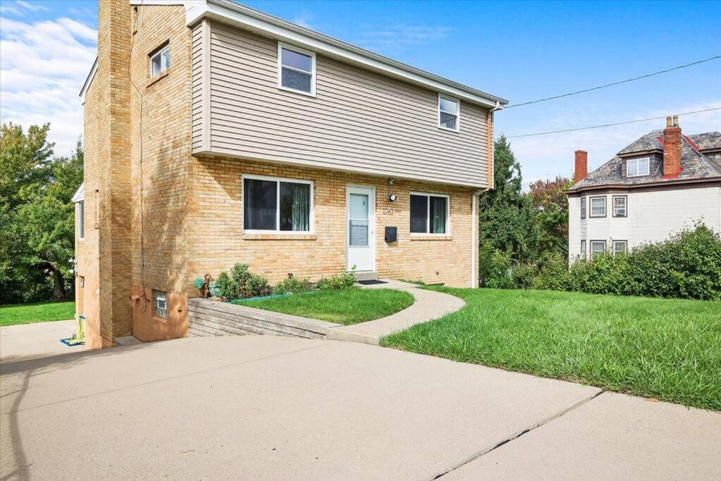 Stylish And Bright 4 Bedroom Home, Amazing Yard With Firepit, Game Сasa de vacaciones