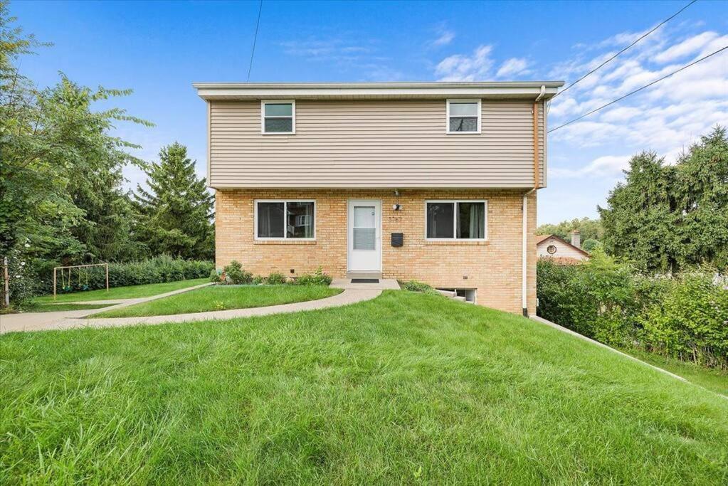 Stylish And Bright 4 Bedroom Home, Amazing Yard With Firepit, Game Сasa de vacaciones Pittsburgh