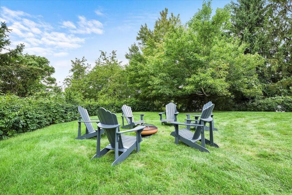 Stylish And Bright 4 Bedroom Home, Amazing Yard With Firepit, Game Сasa de vacaciones *
