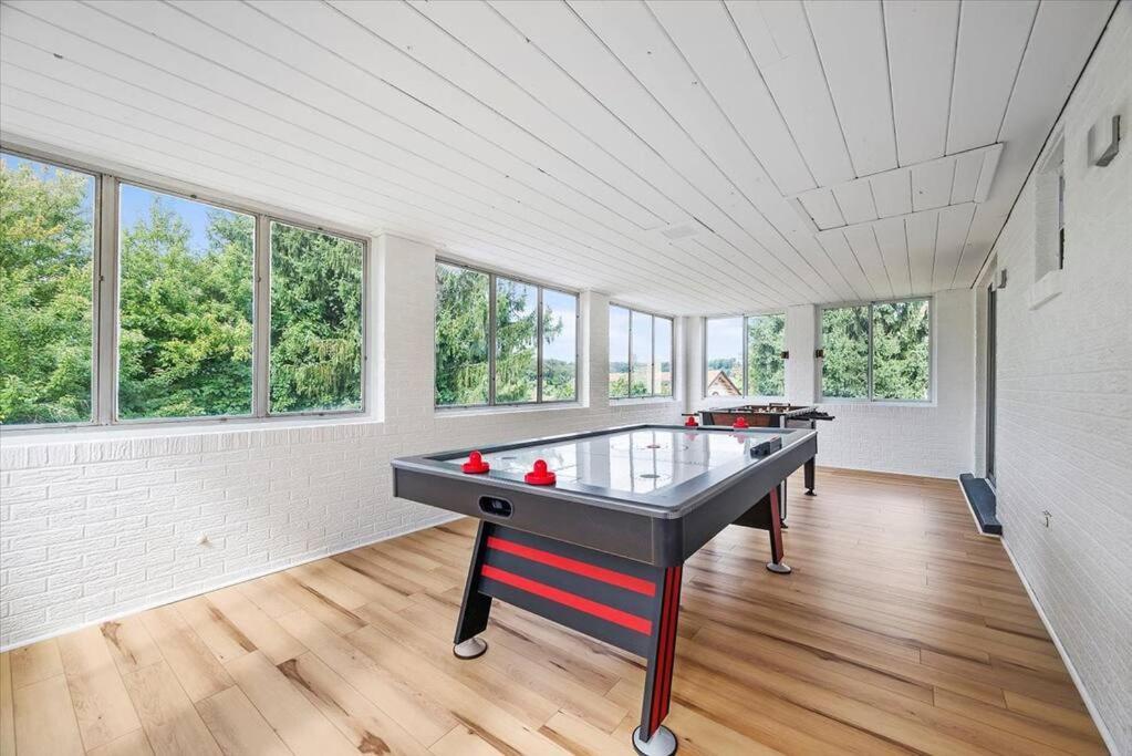 Stylish And Bright 4 Bedroom Home, Amazing Yard With Firepit, Game Сasa de vacaciones